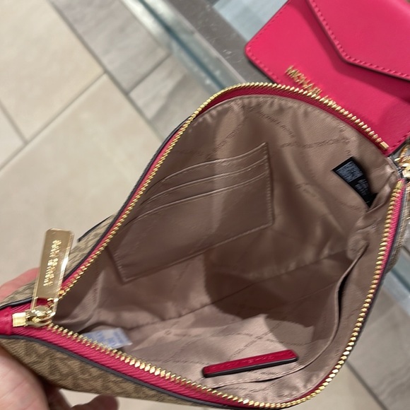 MICHAEL KORS JET SET ITEM LG 2 in 1 CARD CASE & WRISTLET
Carmine Pink 
NWT - Picture 16 of 16